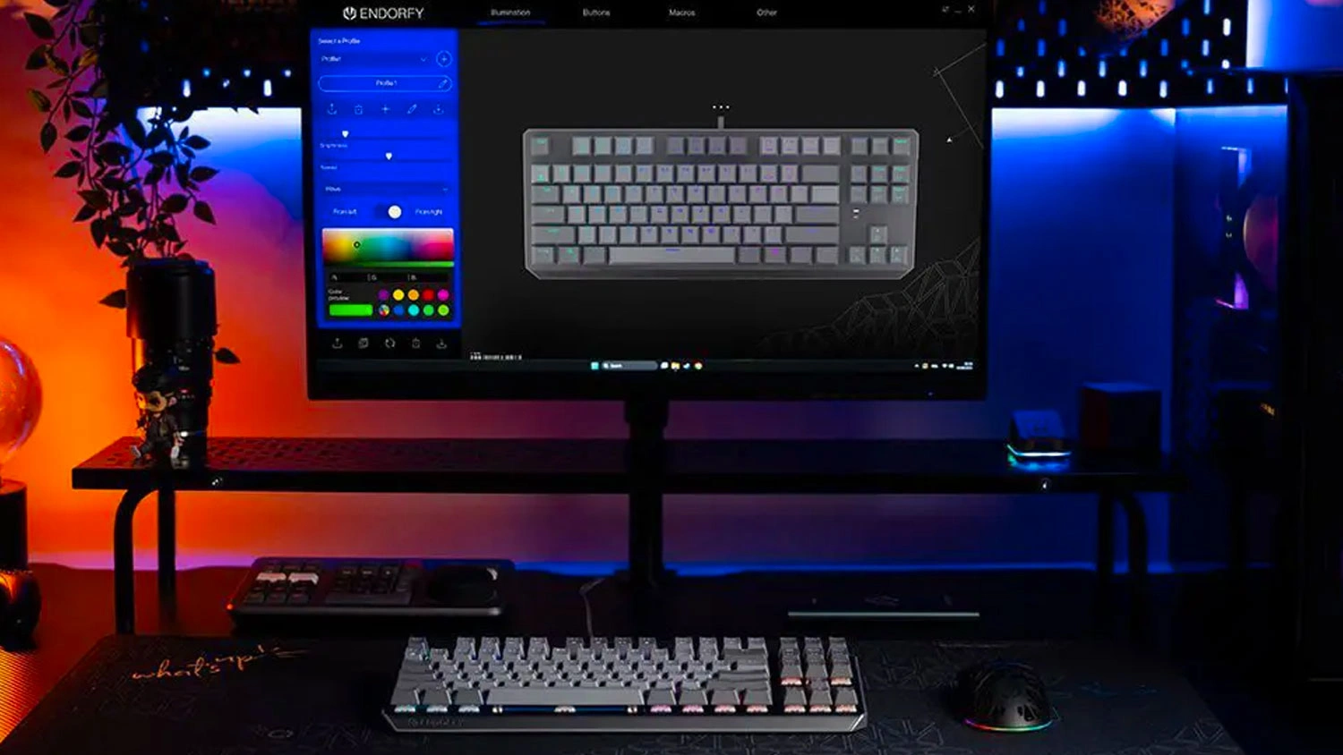 Herní klávesnice ENDORFY Thock V2 TKL CZ před počítačem
