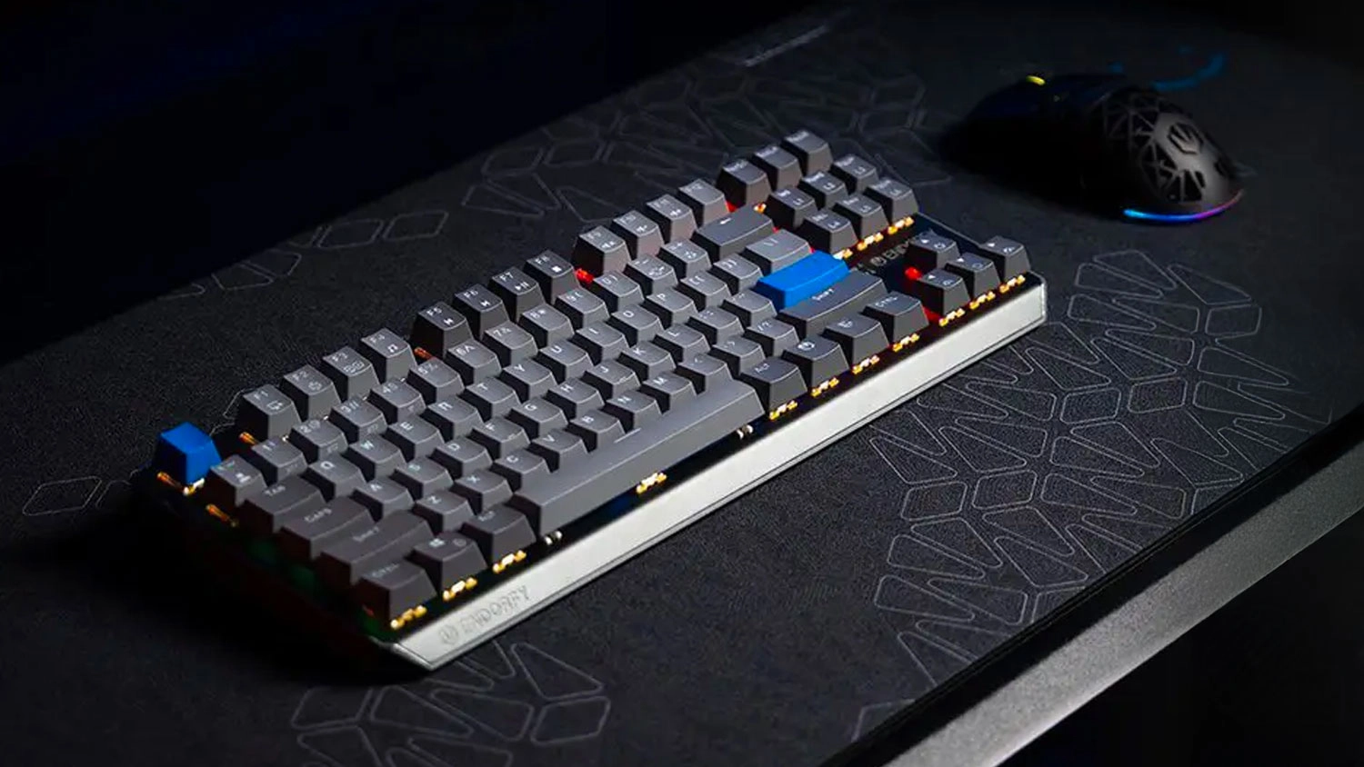Kancelářská klávesnice Endorfy Thock V2 TKL Wireless CZ na stole