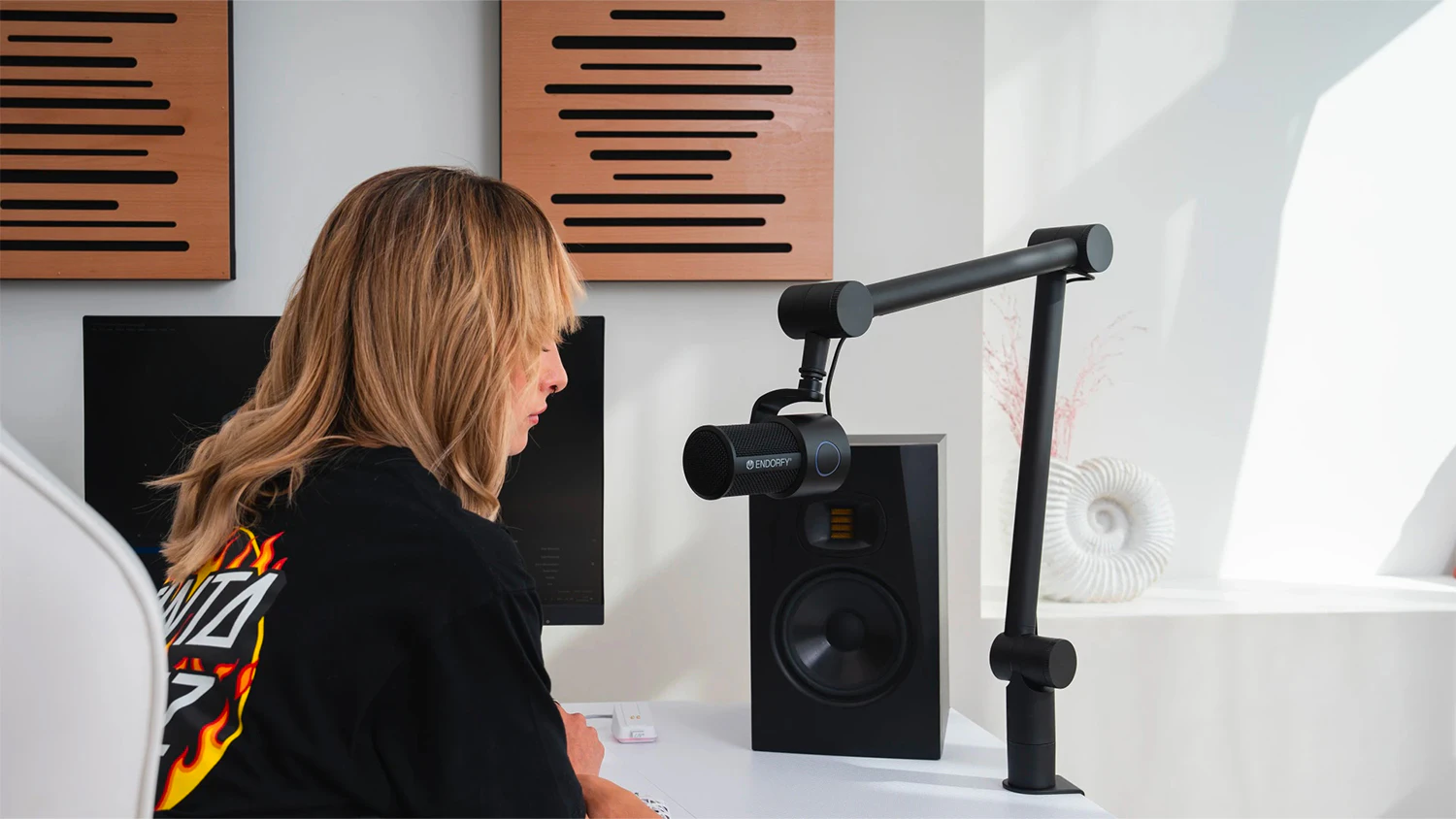 Žena sedící u mikrofonu Endorfy Solum Studio