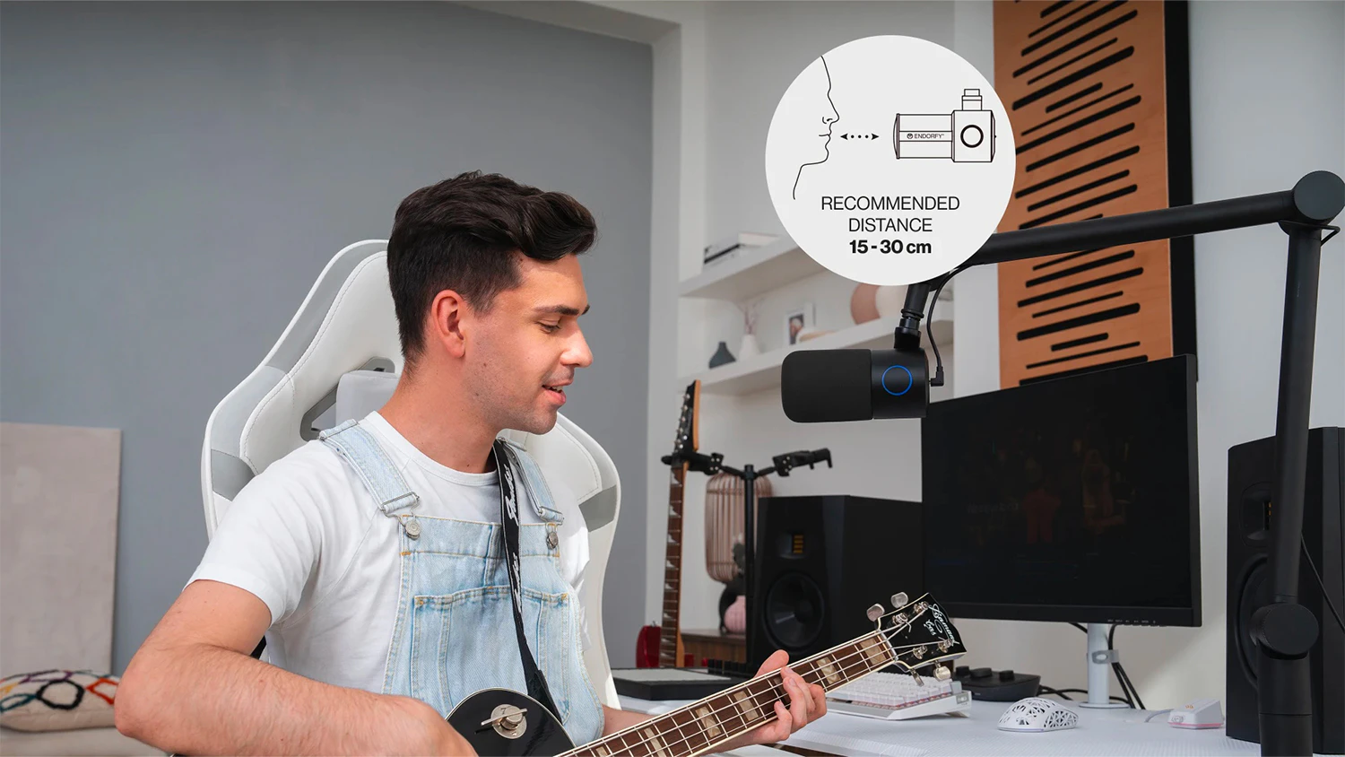 Muž hrající na kytaru u mikrofonu Endorfy Solum Studio
