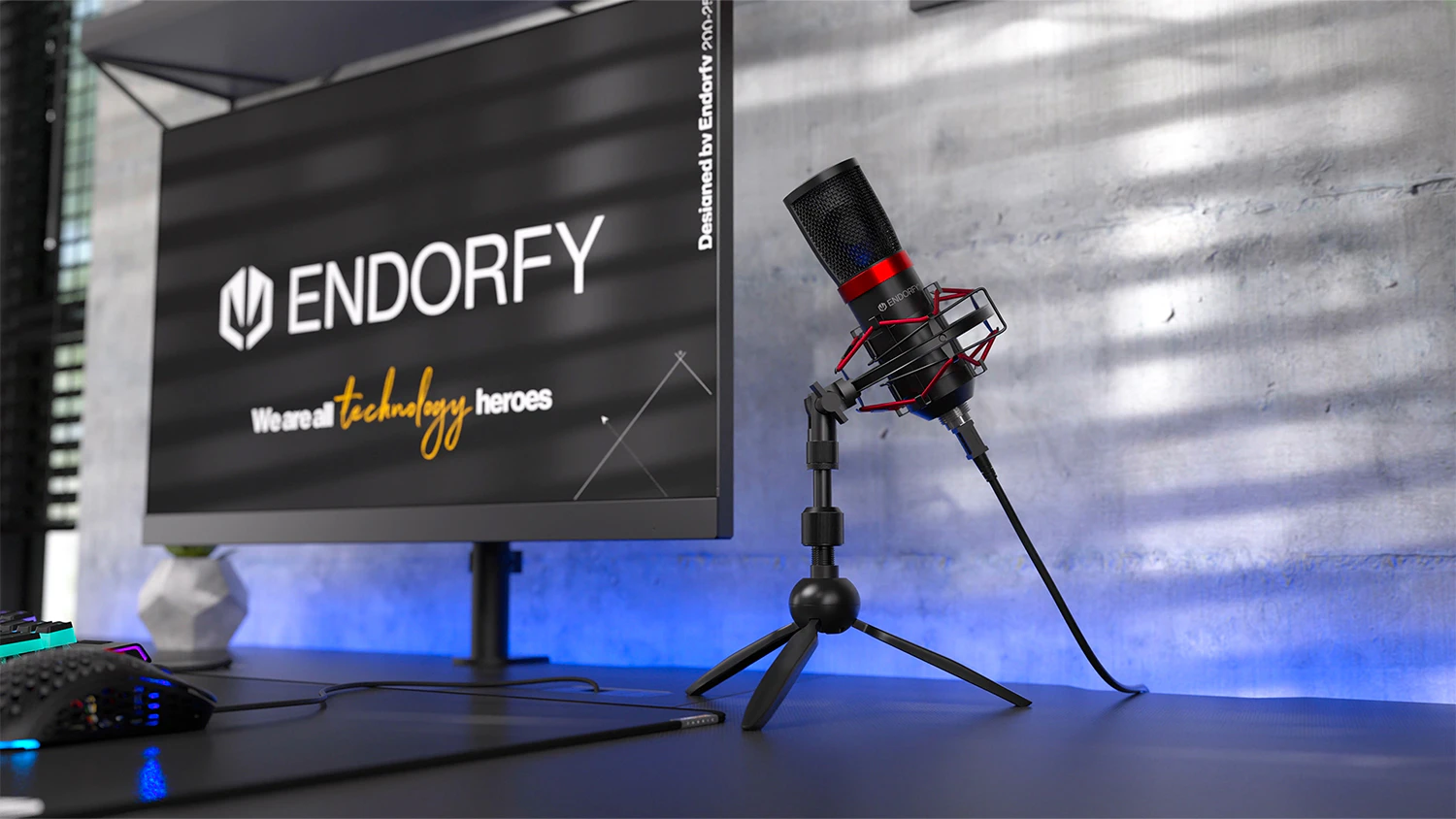 Mikrofon Endorfy Streaming T na stole s počítačem