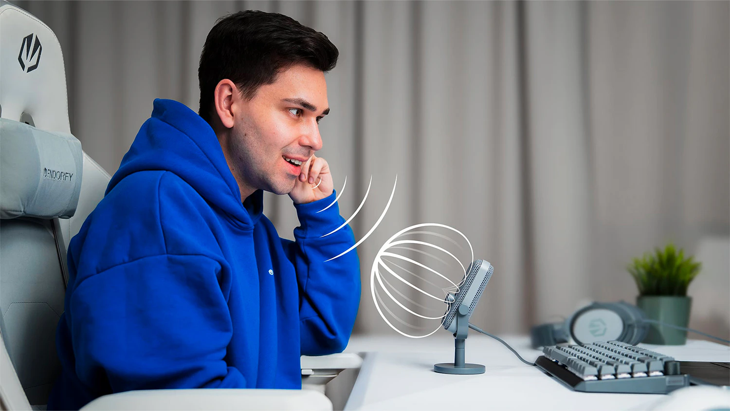 Muž mluvící do mikrofonu Endorfy Solum Voice S Alt
