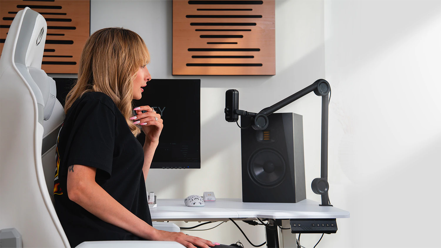 Žena mluvící do mikrofonu Endorfy Solum Voice