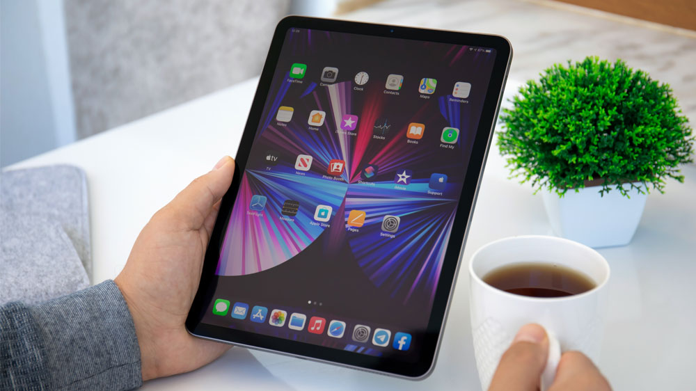 Tablet v ruce člověka_02