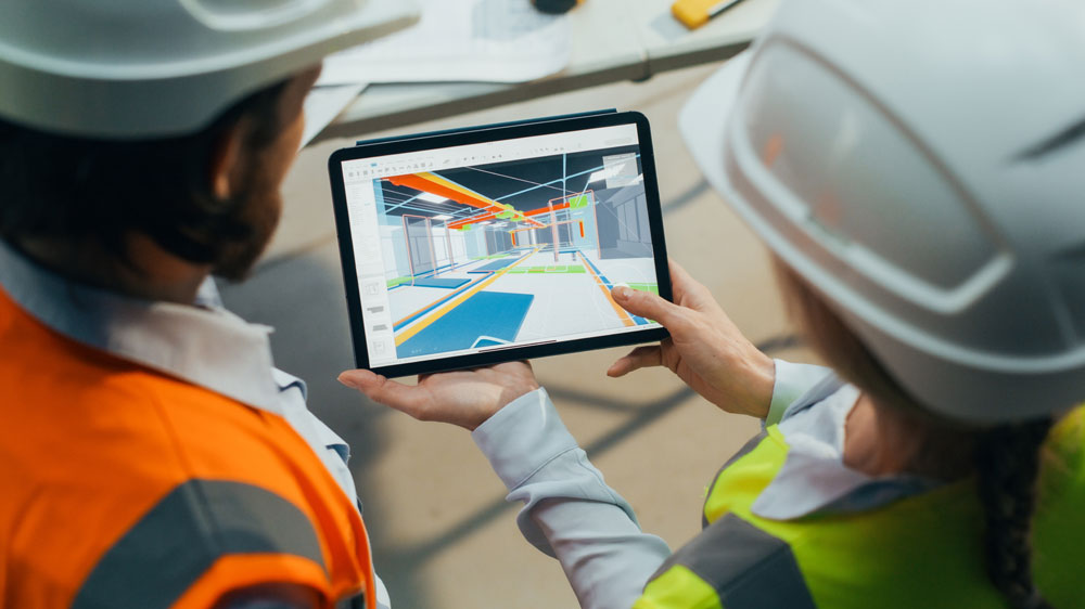 Lidé na stavbě dívající se na stavební plány na tabletu_03