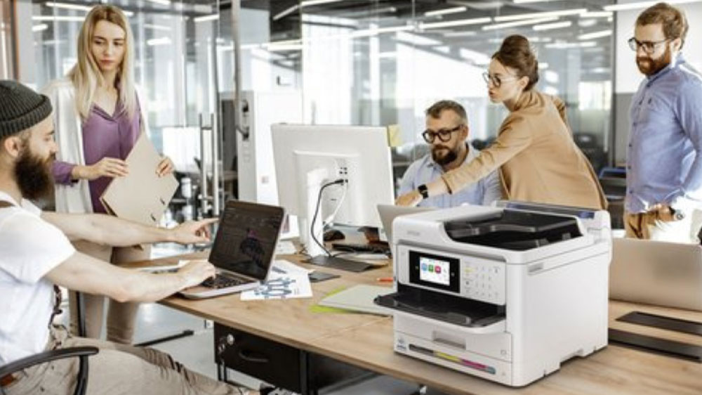 Lidé v kanceláři u tiskárny Epson WorkForce Pro WF-C5890DWF_02