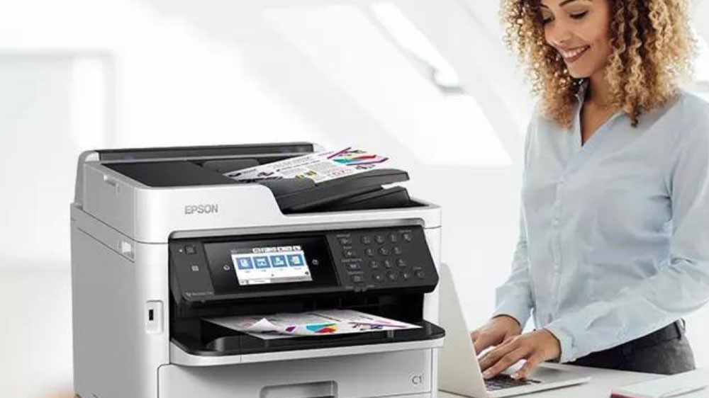 Žena u tiskárny Epson WorkForce Pro WF-C5890DWF_03