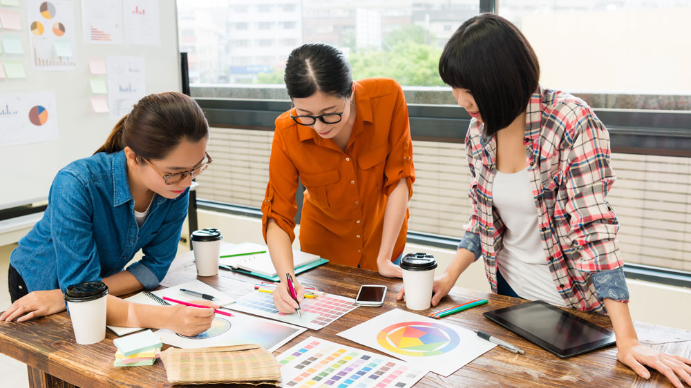 Lid&eacute; nad dokumenty na stole_03