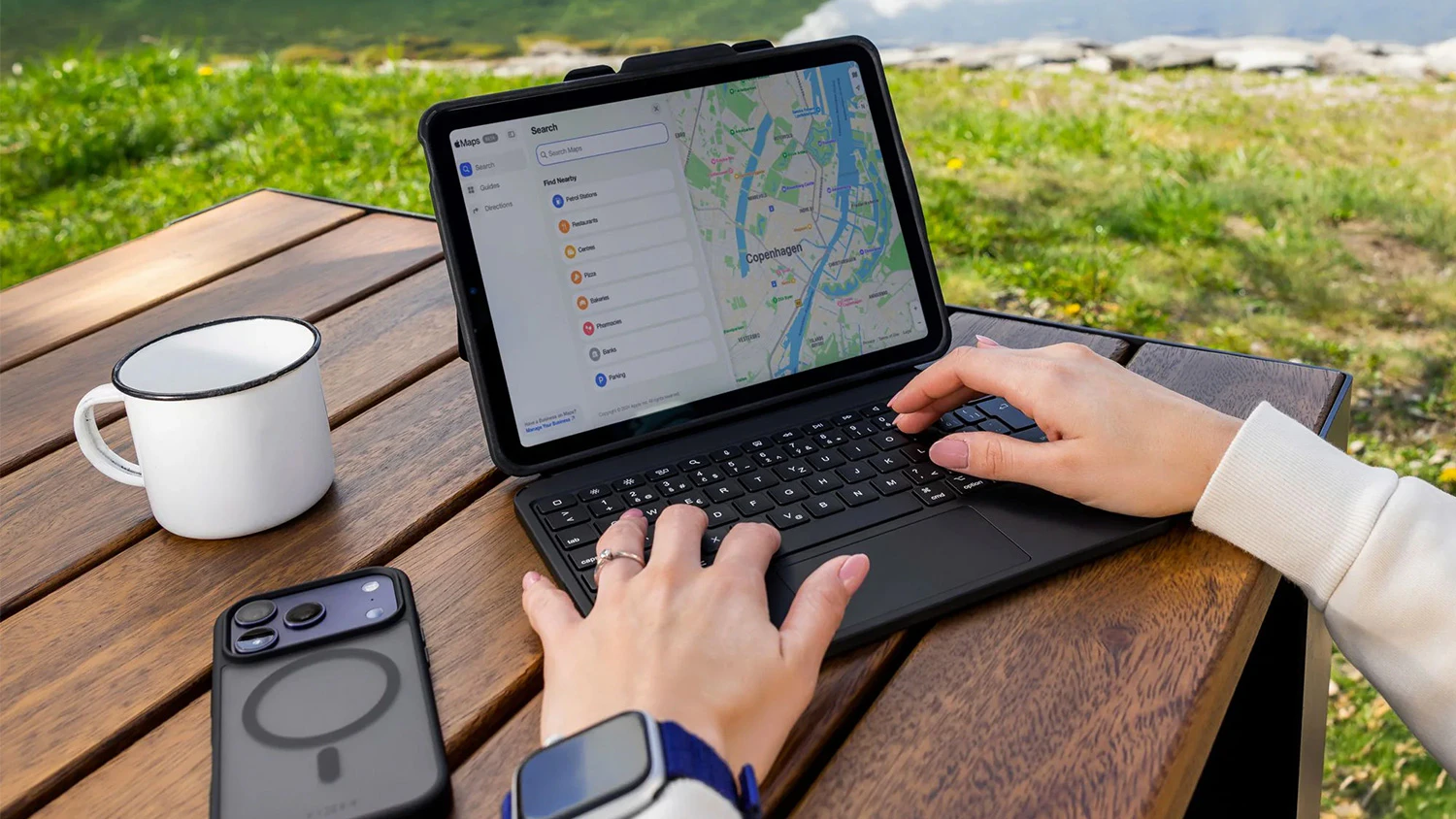 Žena v př&iacute;rodě použ&iacute;vaj&iacute;c&iacute; pouzdro Fixed Typee Enduro pro iPad Pro 11/iPad Air 11