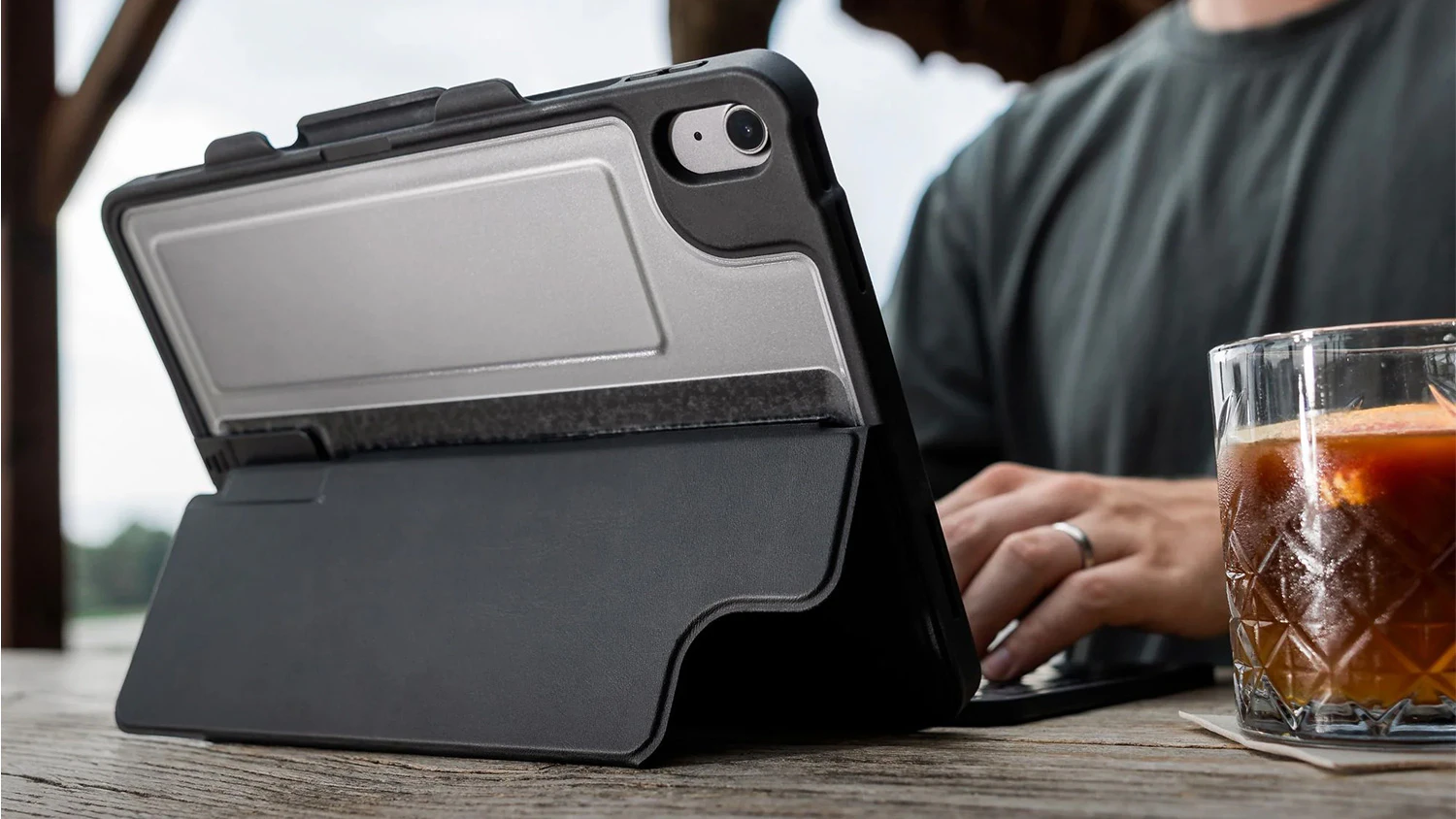 Muž použ&iacute;vaj&iacute;c&iacute; pouzdro Pouzdro Fixed Typee Enduro pro iPad Pro 11/iPad Air 11