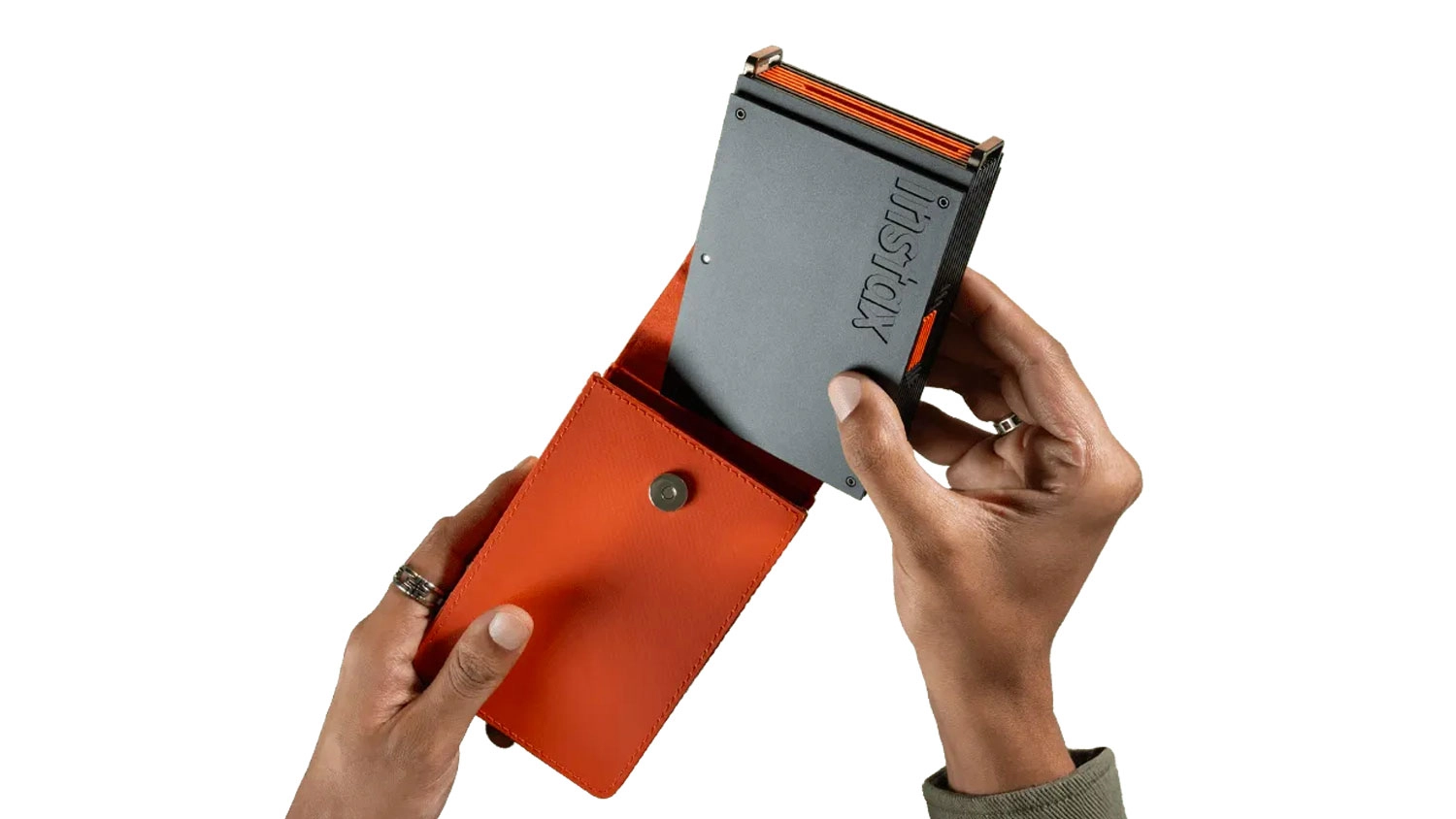 Ruce ukládající tiskárnu do pouzdra Fujifilm Instax mini Link+ Orange