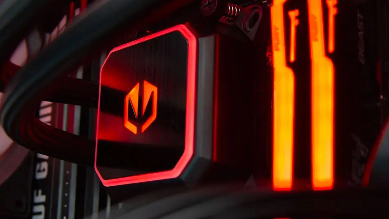 Záběr na logo HAL3000 Alfa Gamer Elite Ti (PCHS2777).