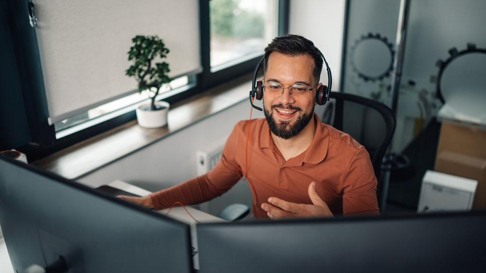 Muž se sluchátky na uších_03