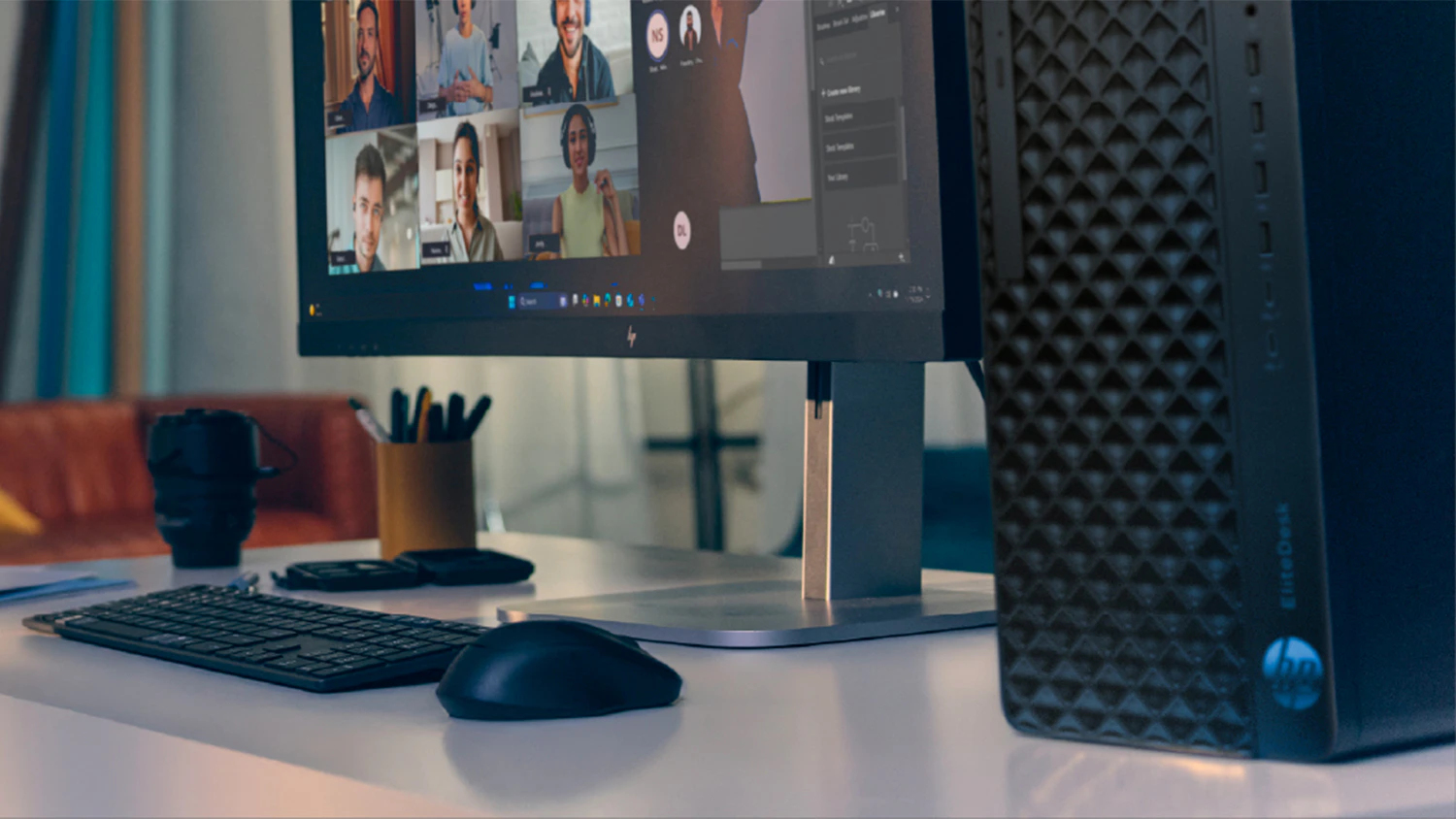 Z&aacute;běr na pracovn&iacute; stůl s monitorem a poč&iacute;tač HP