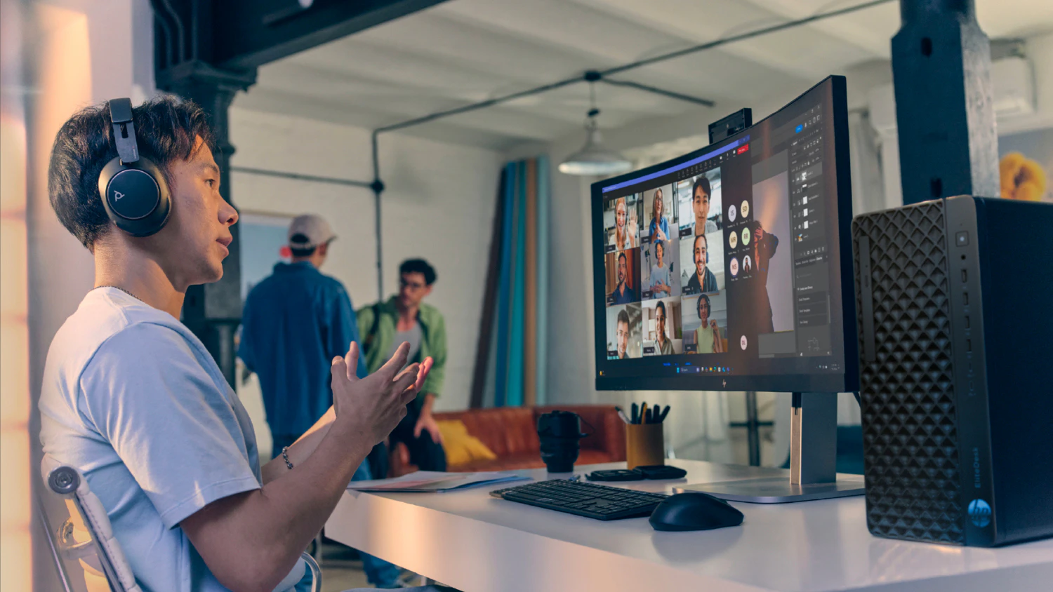 Člověk při pracovn&iacute;m videohovoru u stolu s HP poč&iacute;tačem