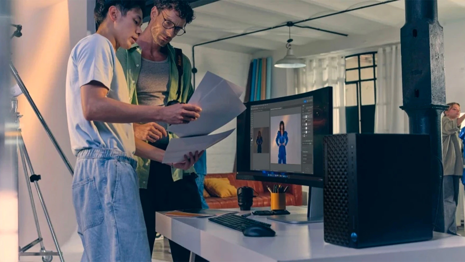 Dva lid&eacute; stoj&iacute;c&iacute; u stolu s monitorem a poč&iacute;tačem HP