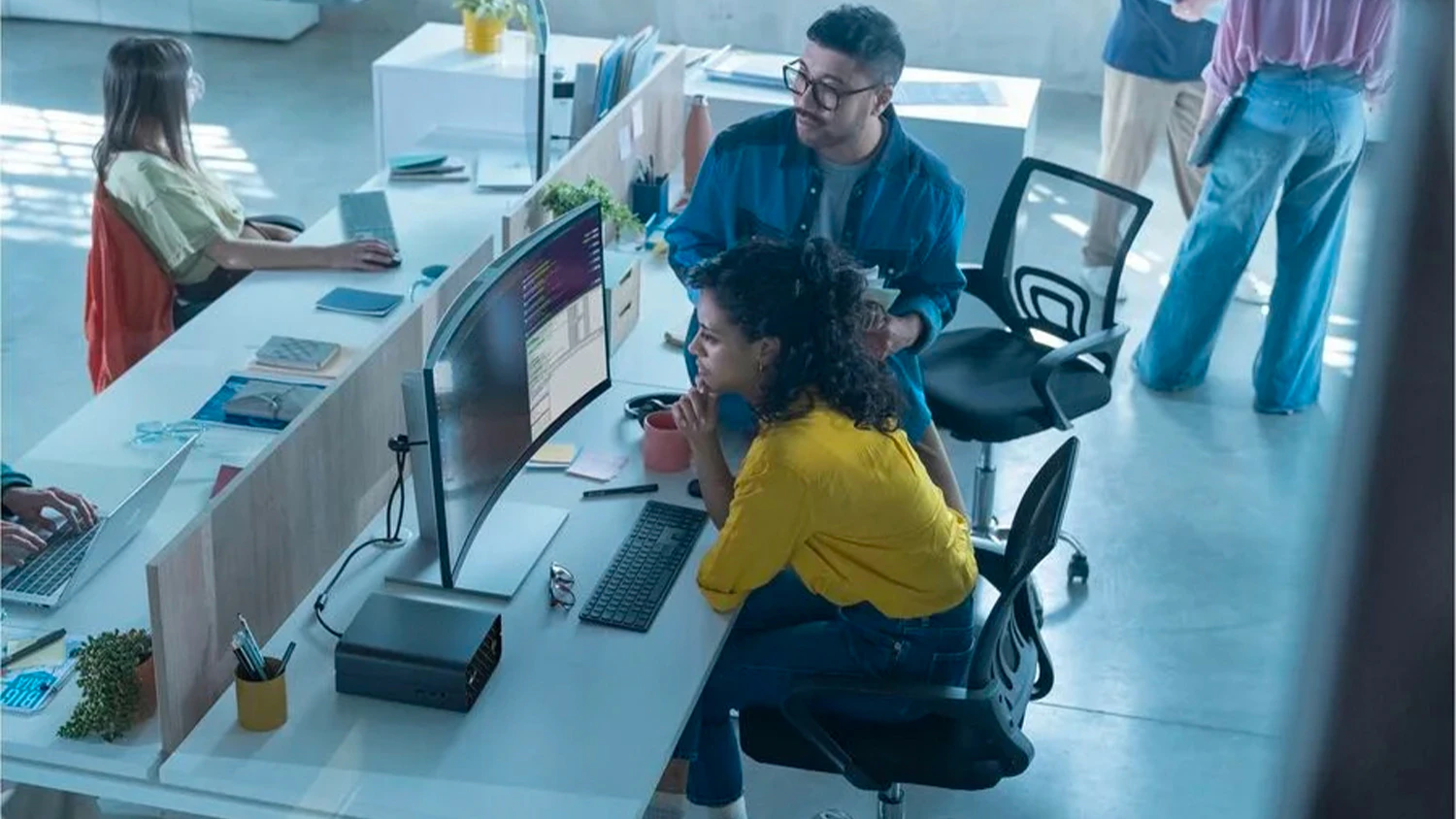 Lidé v kanceláři s monitory a počítači HP