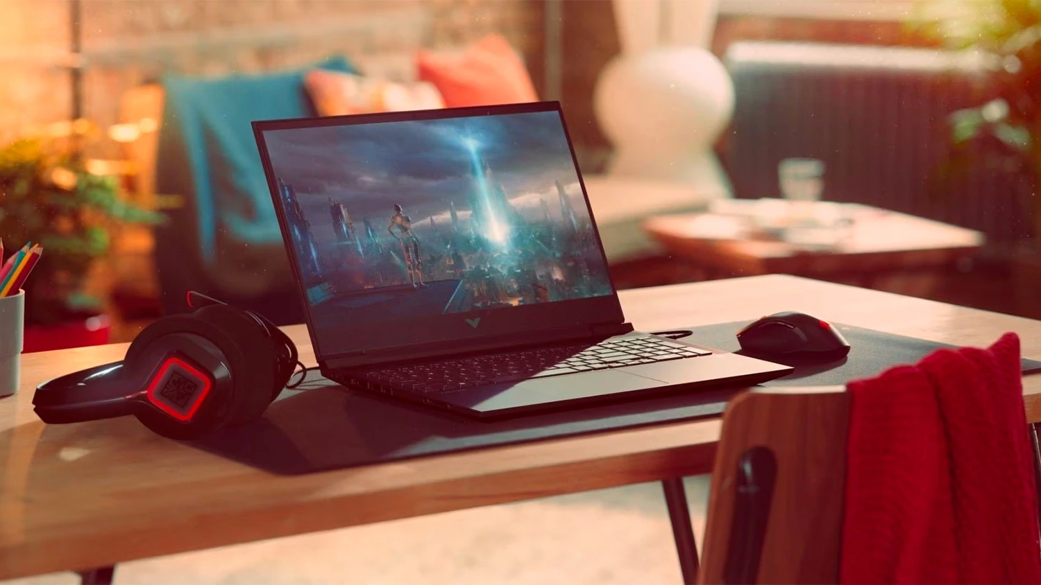 Stůl se sluch&aacute;tky a notebookem HP Victus