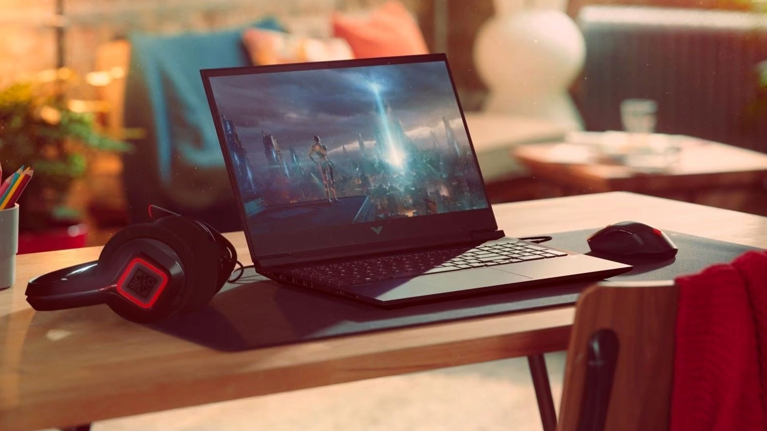 Stůl se sluch&aacute;tky a notebookem HP Victus