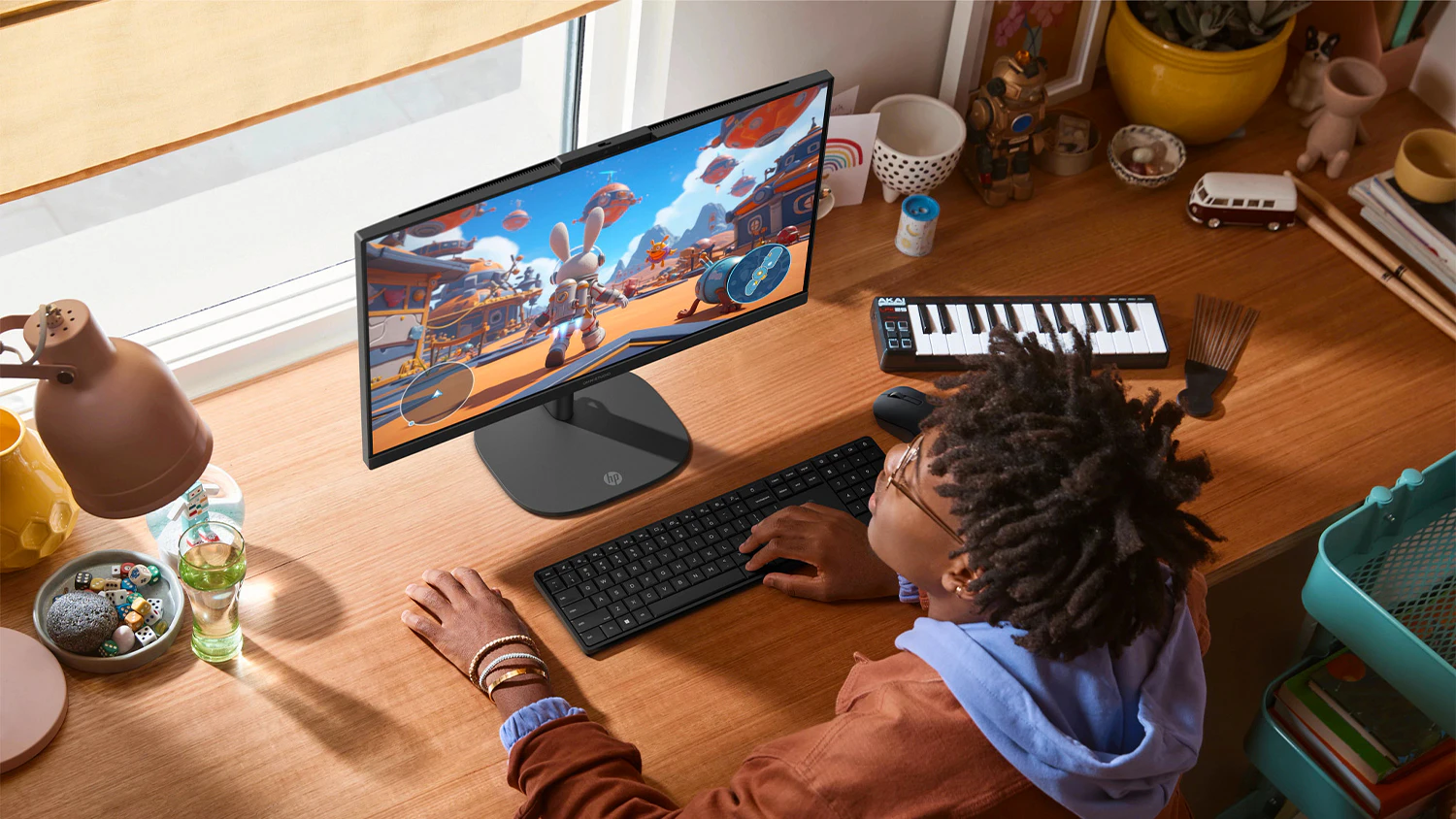Muž hraj&iacute;c&iacute; na AIO poč&iacute;tači HP OmniStudio