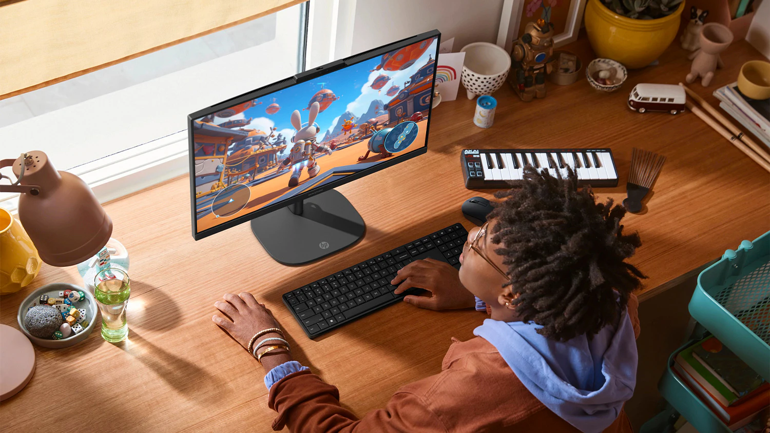 Muž hraj&iacute;c&iacute; na AIO poč&iacute;tači HP OmniStudio