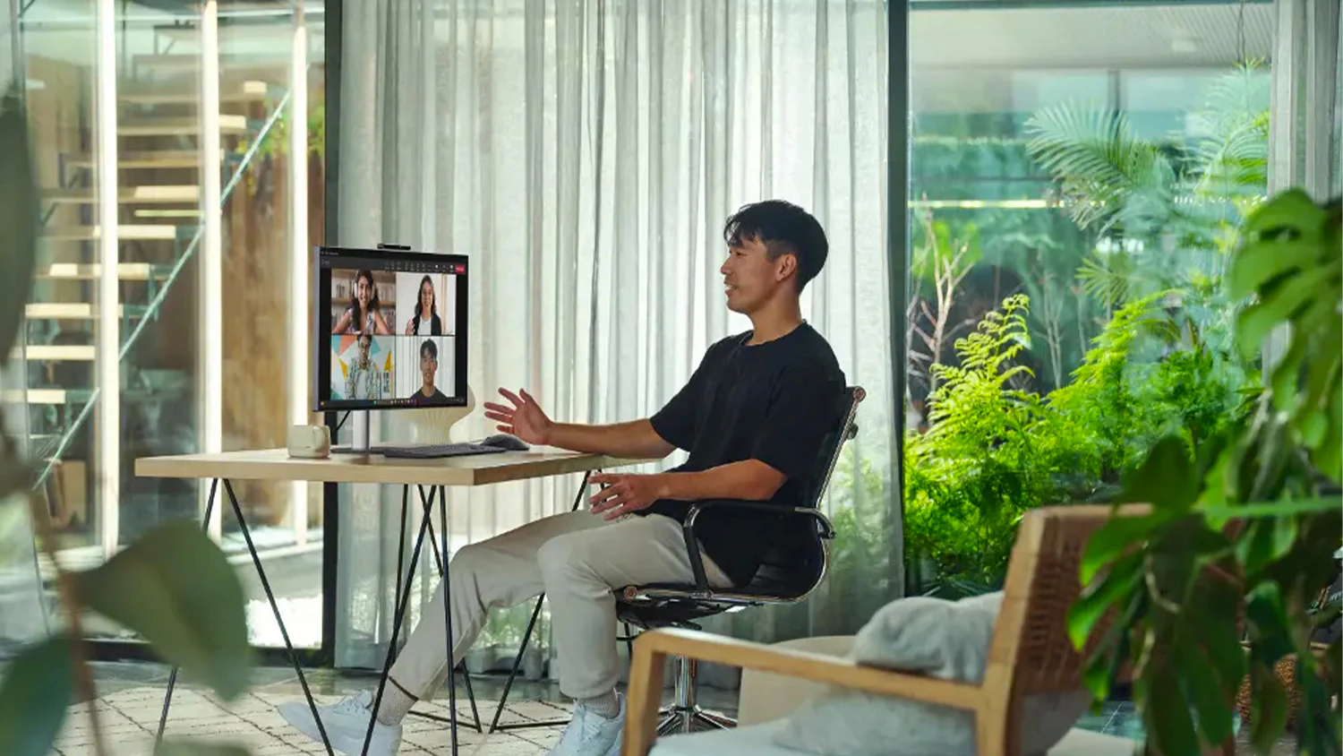 Muž na videohovoru na poč&iacute;tači HP OmniStudio