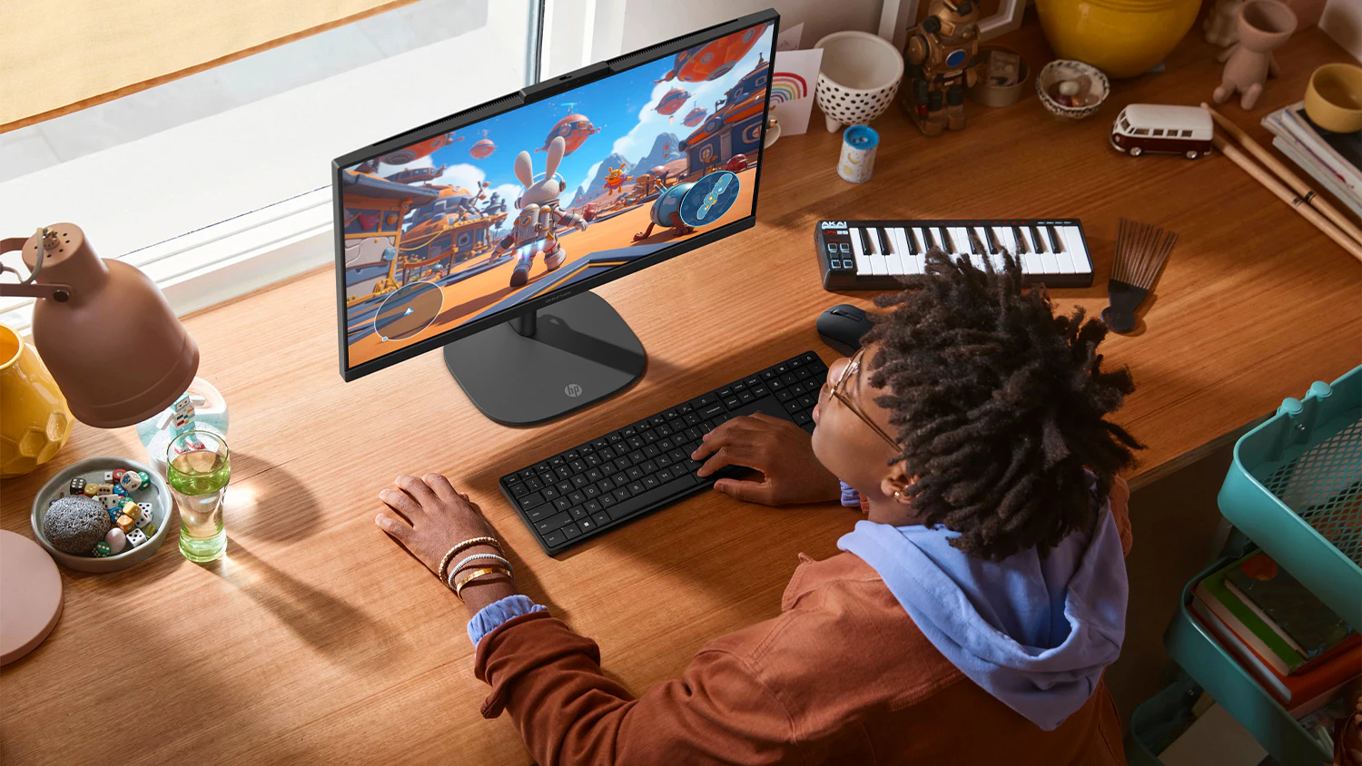 Muž hraj&iacute;c&iacute; na AIO poč&iacute;tači HP OmniStudio