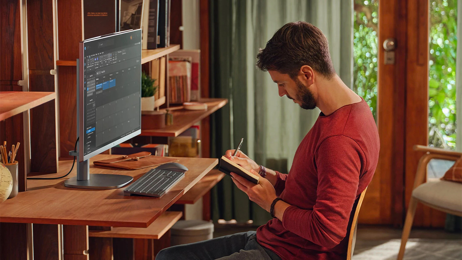 Muž pracující u AIO počítače HP OmniStudio X