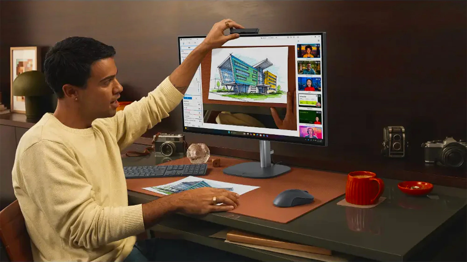 Muž manipulující s webkamerou počítače HP OmniStudio X