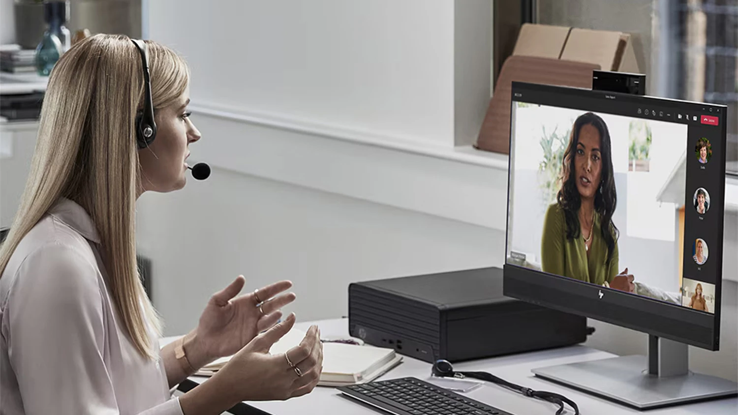 Žena při videohovoru u stolu s poč&iacute;tačem HP