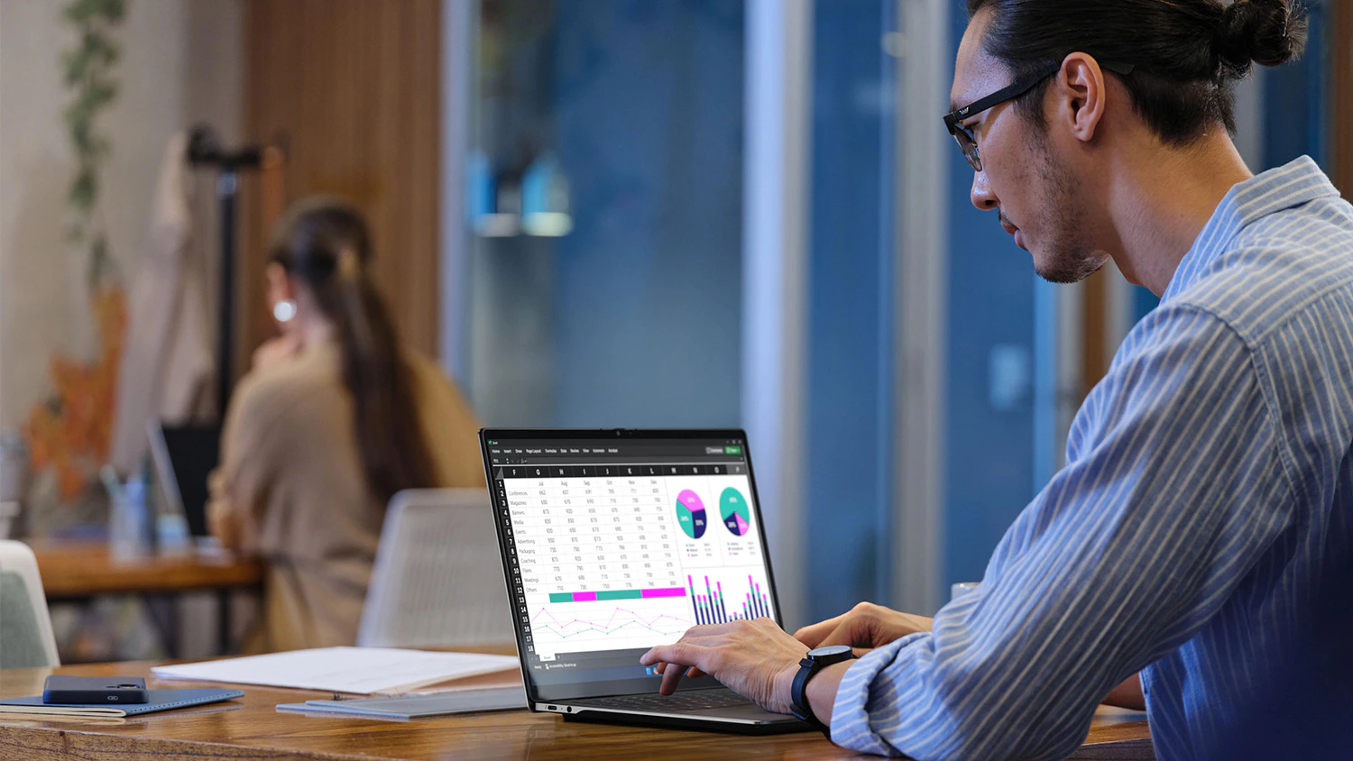 Muž pracující na notebooku HP OmniBook Ultra
