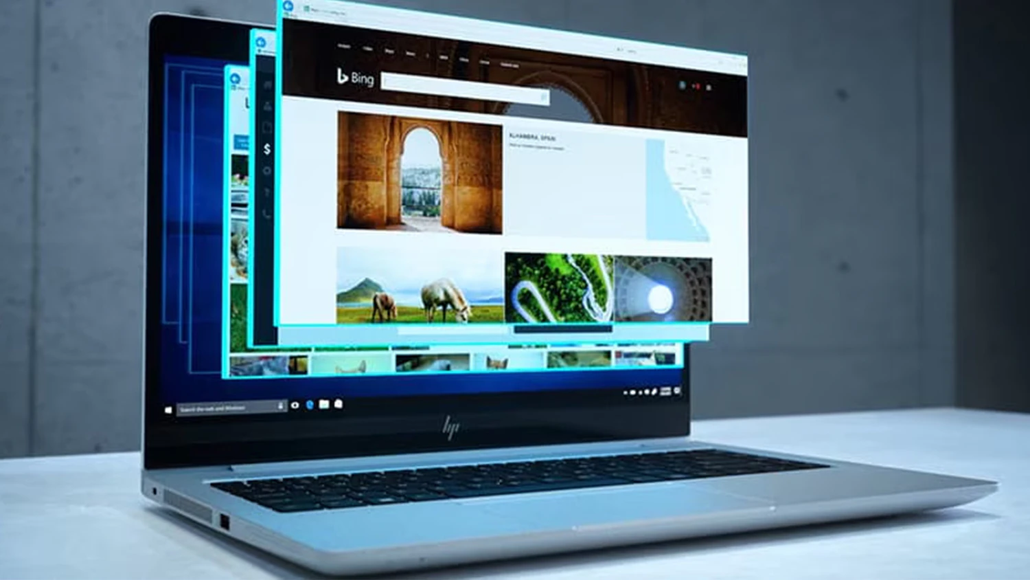 Webové okná vystupujúce z notebooku