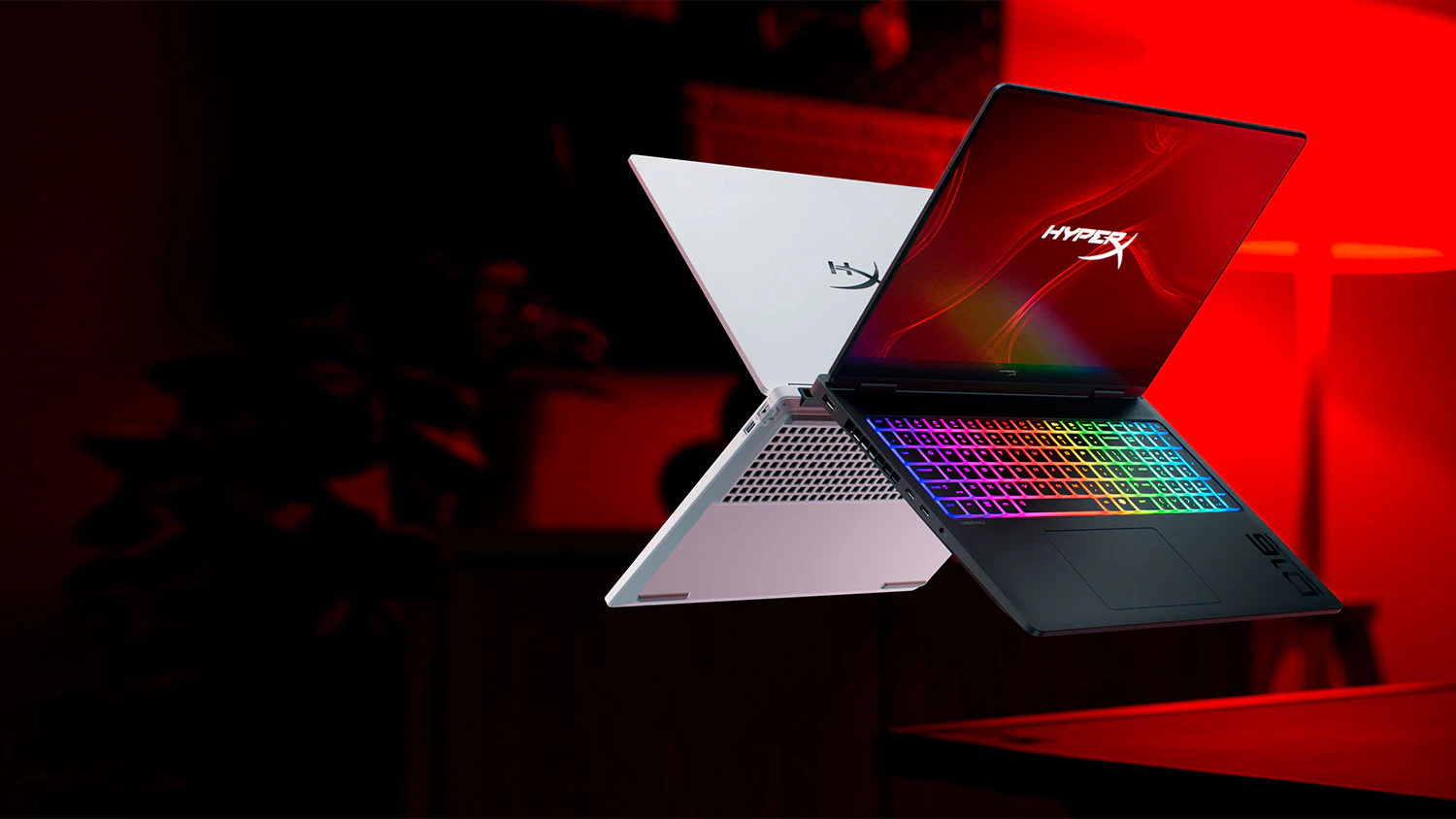 Prostředí s červeným osvětlením a notebooky HyperX