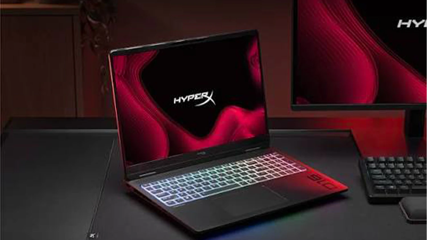 Pracovní stůl s monitorem a notebookem HyperX