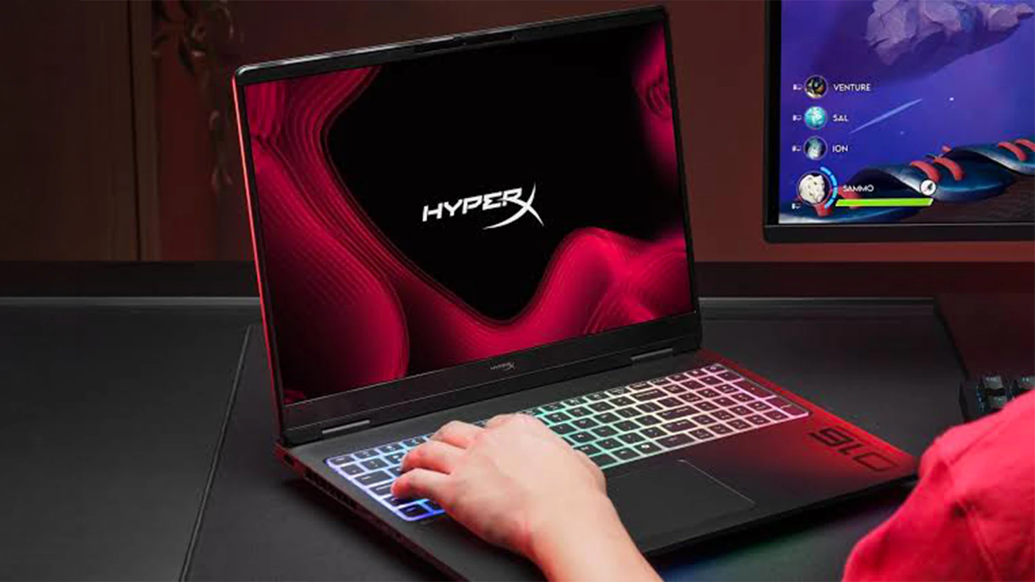 Osoba píšící na klávesnici notebooku HyperX