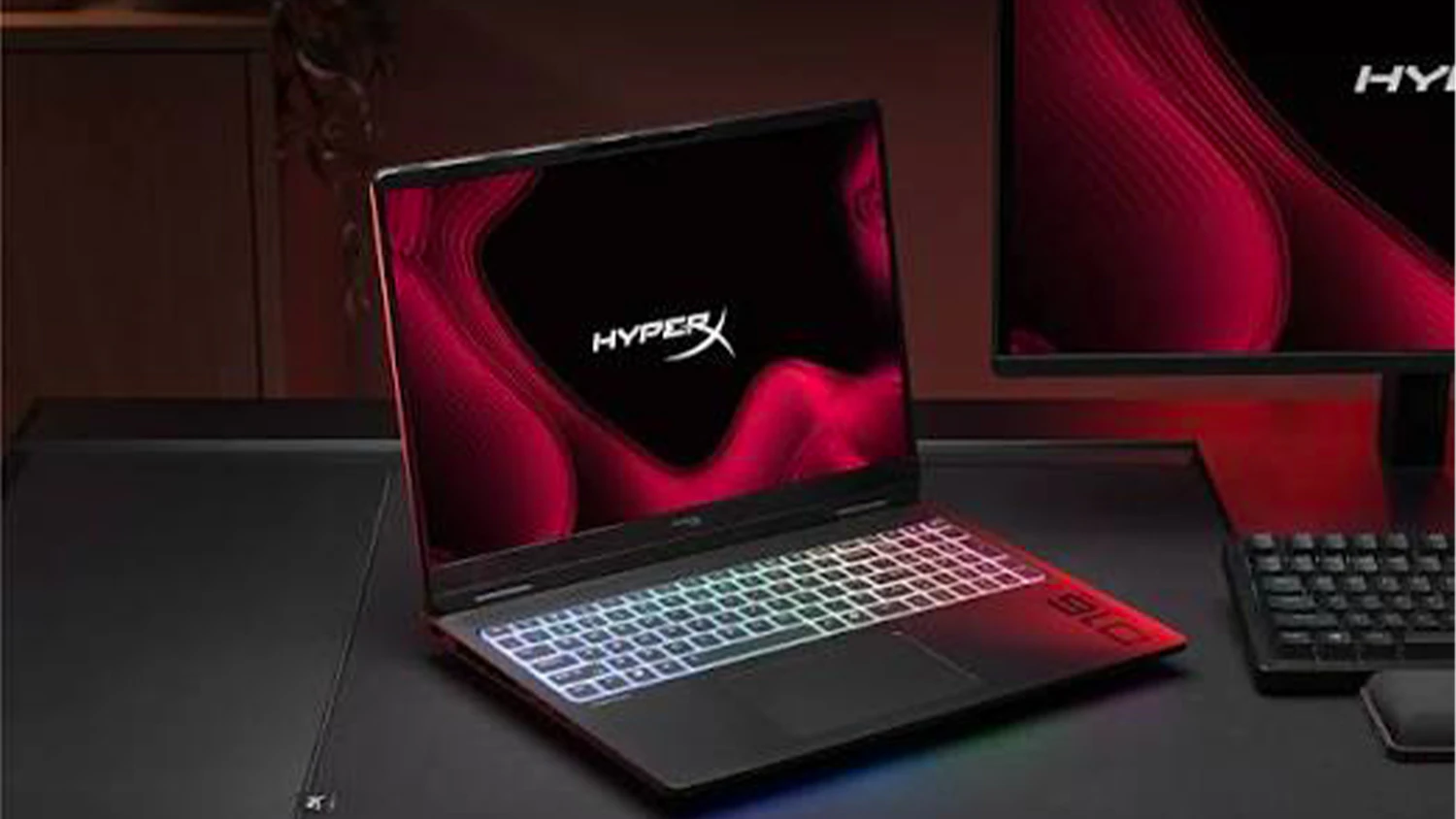 Pracovn&iacute; stůl s monitorem a notebookem HyperX