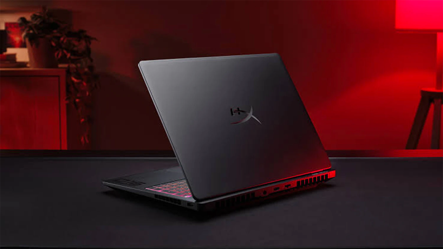 Notebook HyperX zezadu na stolku