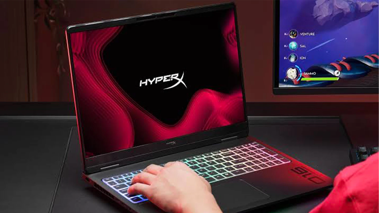 Osoba p&iacute;&scaron;&iacute;c&iacute; na kl&aacute;vesnici notebooku HyperX