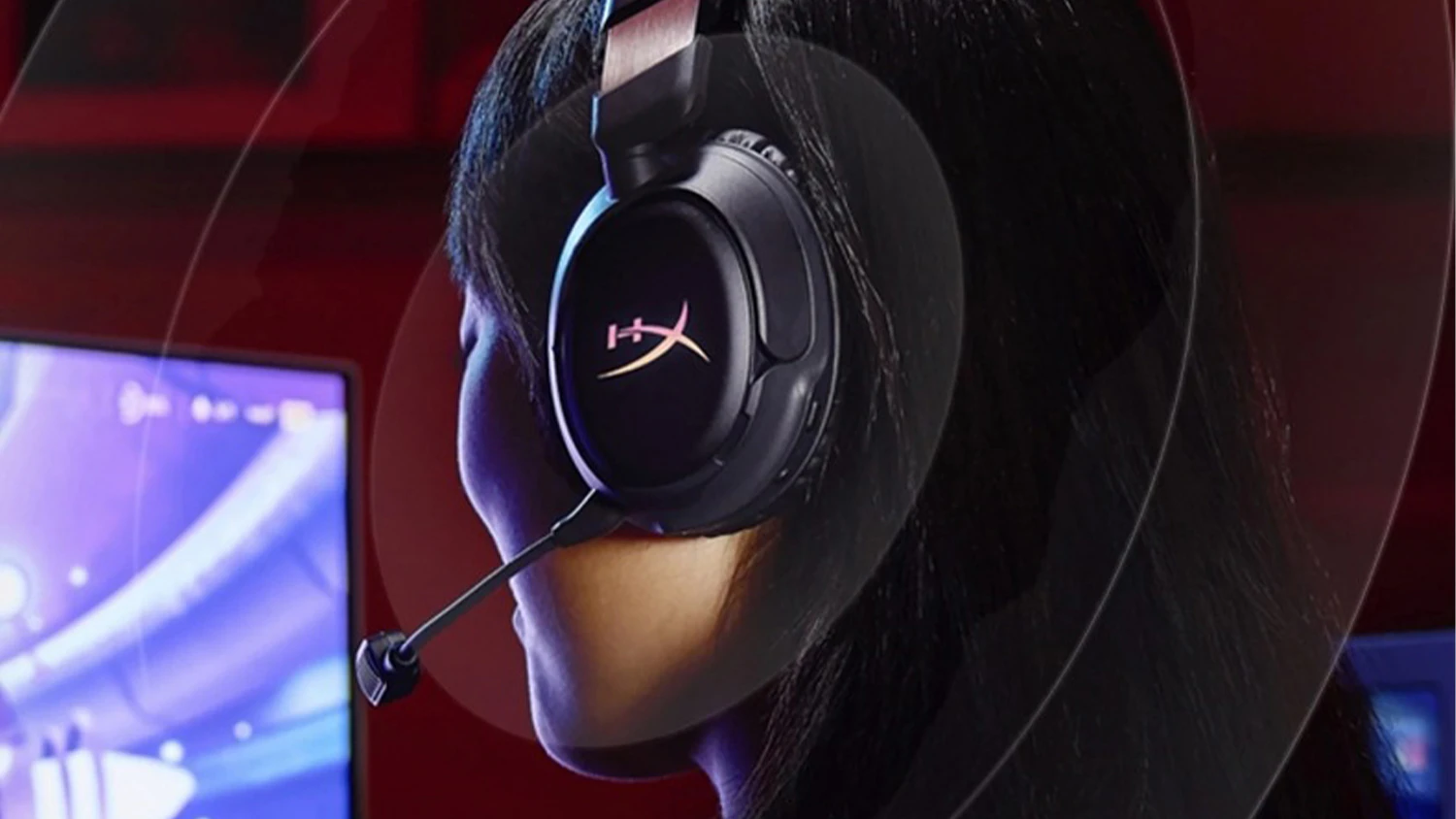 Žena hrající na PC se sluchátky Cloud Flight 2 Wireless