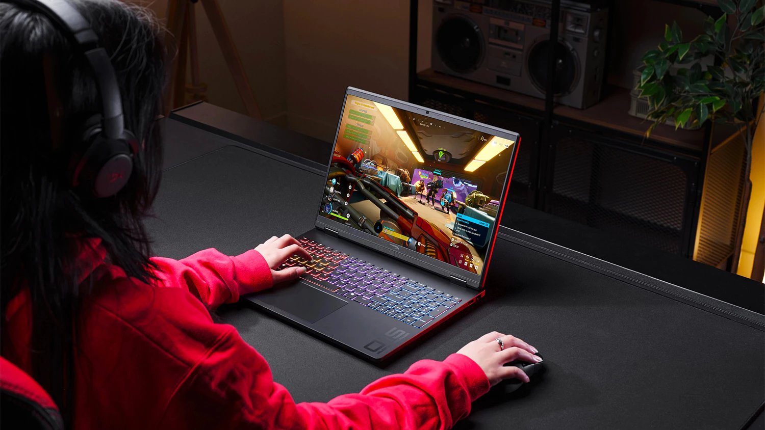 Žena hrající na notebooku HYPERX OMEN 15