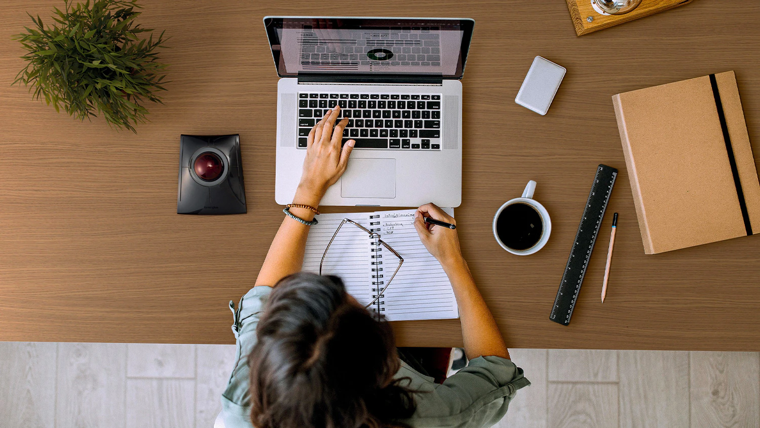 Žena používající trackball Kensington k práci