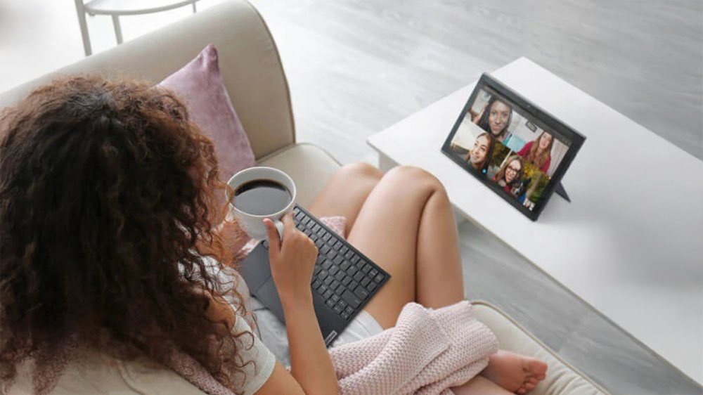 Žena popíjí kávu a kouká na notebook_03