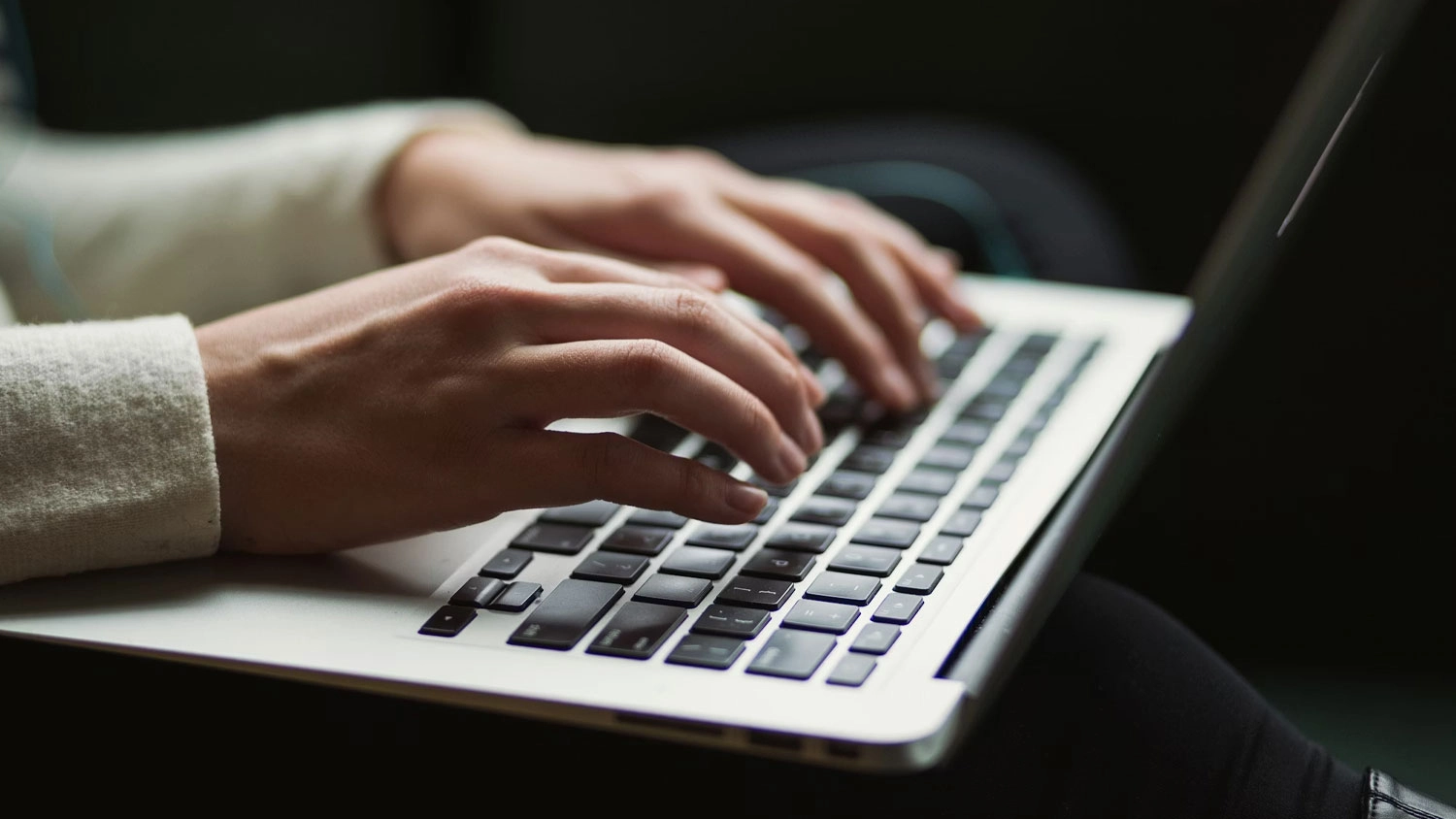 Ruce p&iacute;&scaron;&iacute;c&iacute; na kl&aacute;vesnici laptopu
