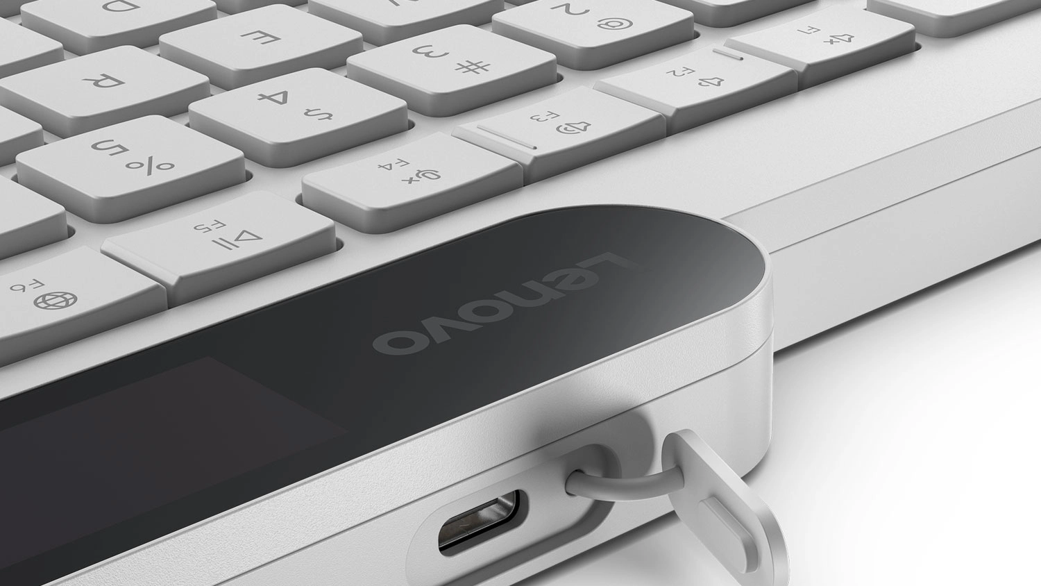 Detailní pohled na USB-C port klávesnice Lenovo