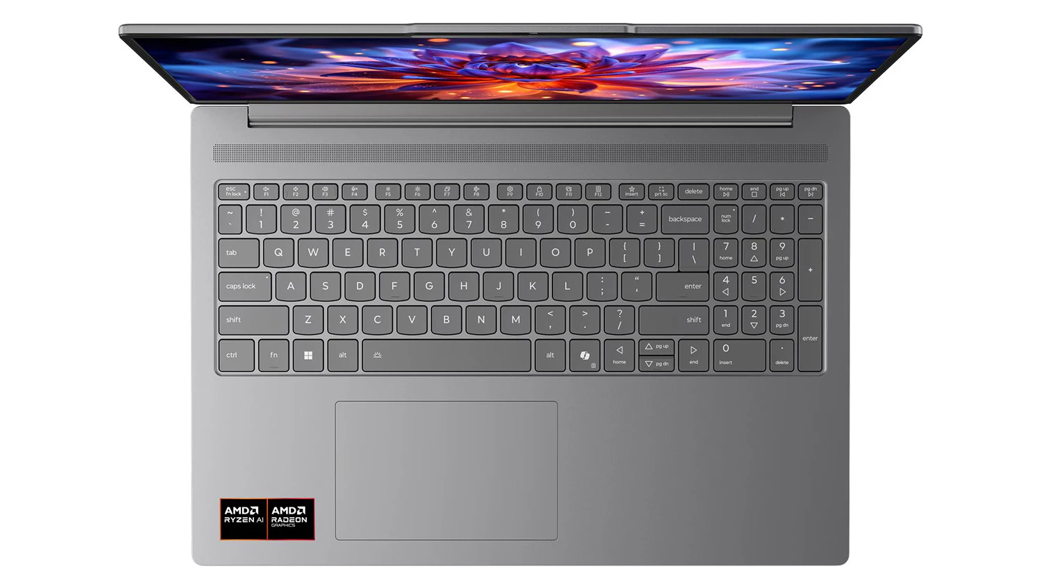 Wi-Fi 7 drží vysoké tempo Samozřejmostí je i jeho vysoká konektivita. K dispozici budete mít dvojici USB-C portů – ty dosahují přenosové rychlosti až 10 Gb/s. Navíc poslouží i k nabíjení notebooku nebo jako DisplayPort 1.4. Ještě je doplňuje dvojice USB-A konektorů. Do monitoru nebo televize počítač jednoduše zapojíte přes HDMI 2.1. Nechybí ani Bluetooth 5.4. K internetu se pohodlně připojíte přes Wi-Fi 7. Samozřejmostí je i 3,5mm jack na sluchátka nebo čtečka microSD karet.