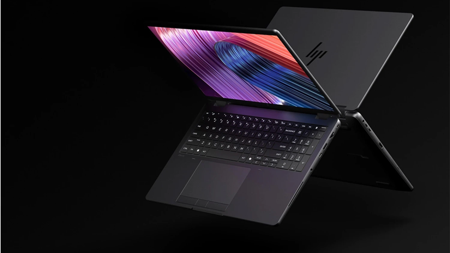Čern&eacute; pozad&iacute; s dvěma notebooky HP