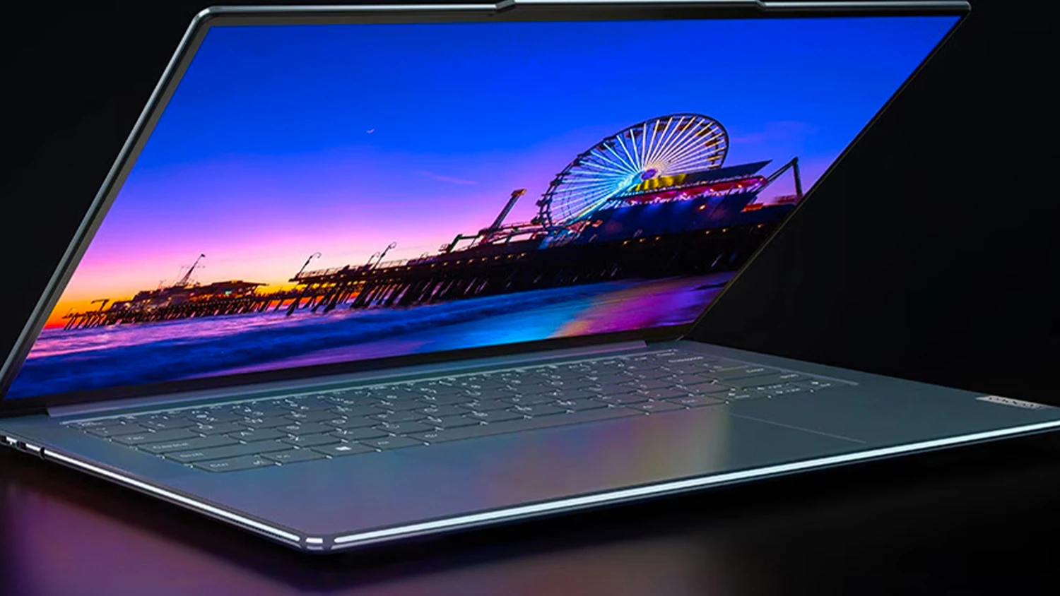 Notebook Lenovo Yoga Slim 7 s obrazem z&aacute;bavn&iacute;ho parku