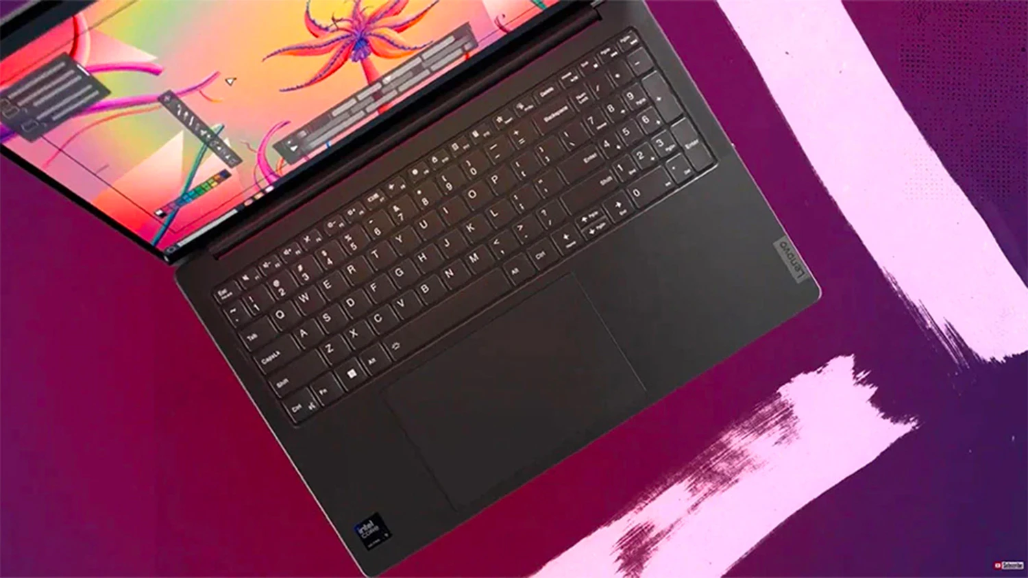 Fialové pozadie s notebookom Lenovo vrchný pohľad