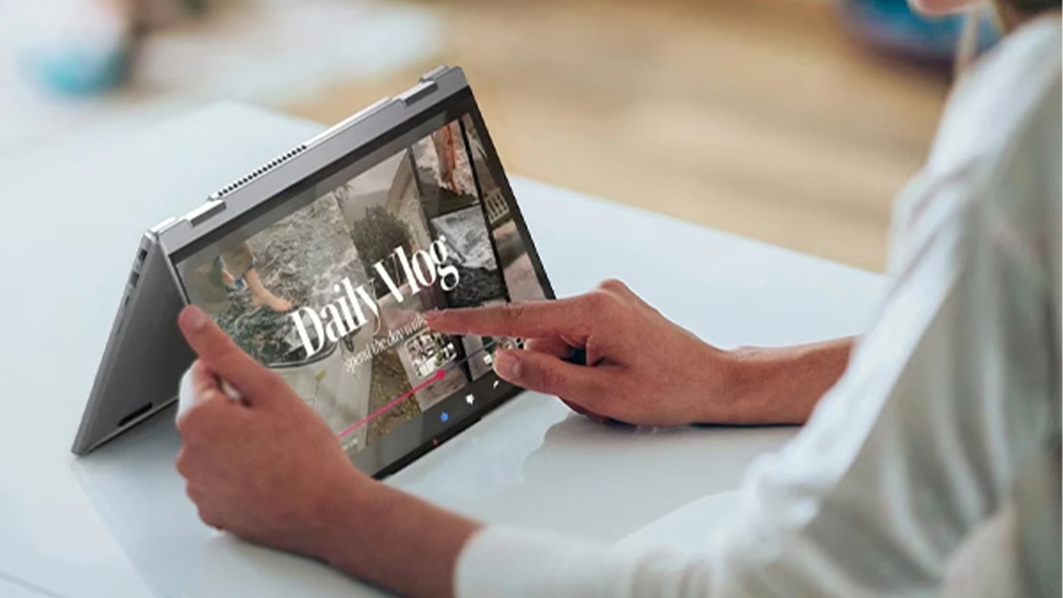 Žena sledujúca video na notebooku Lenovo IdeaPad Flex s otočenou obrazovkou