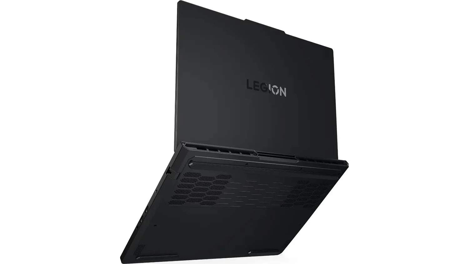 Pohled &scaron;ikmo zespodu na notebook Lenovo Legion 5